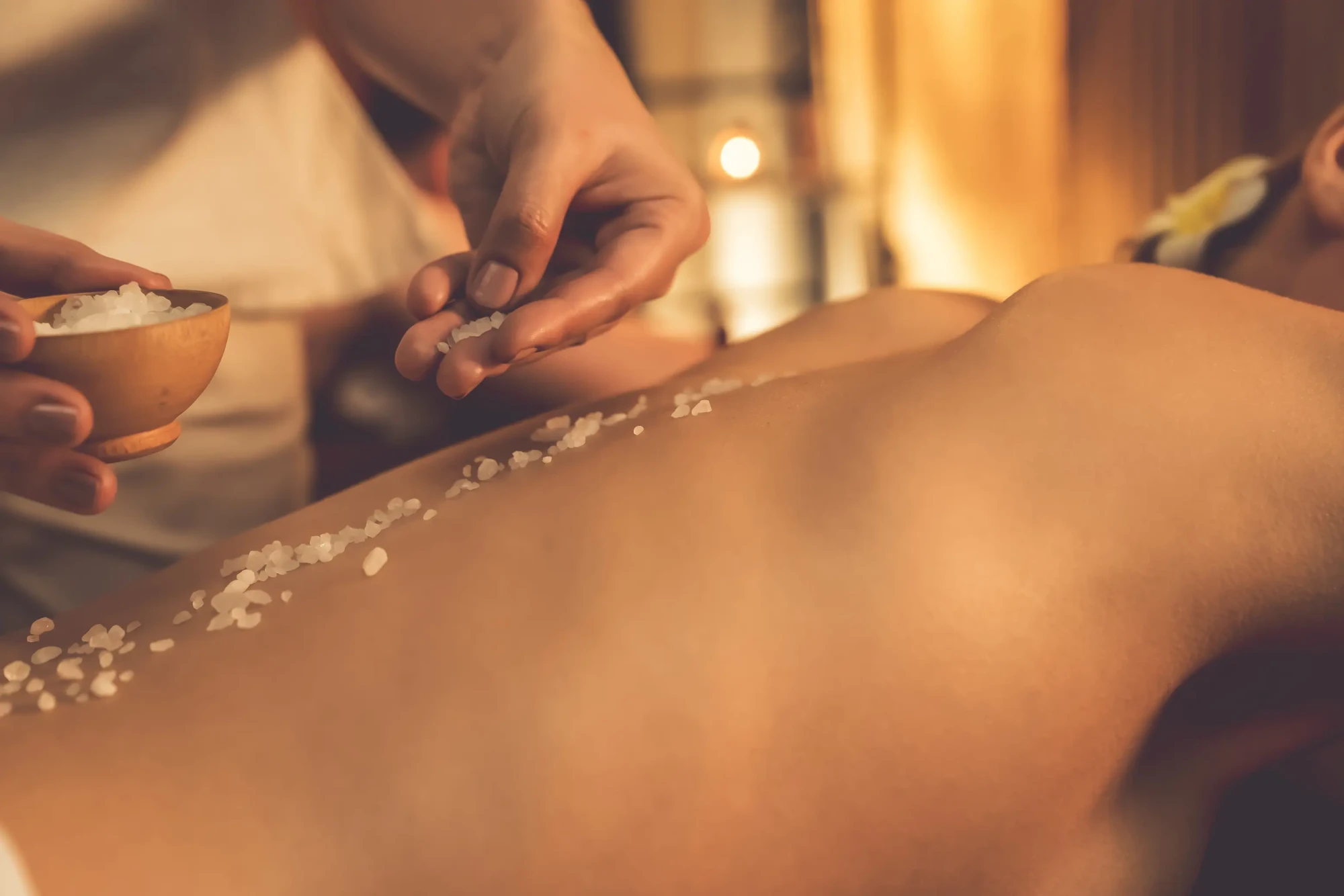 un-couple-de-clients-en-gros-plan-faisant-un-traitement-d-exfoliation-dans-un-spa-de-luxe-quiescent